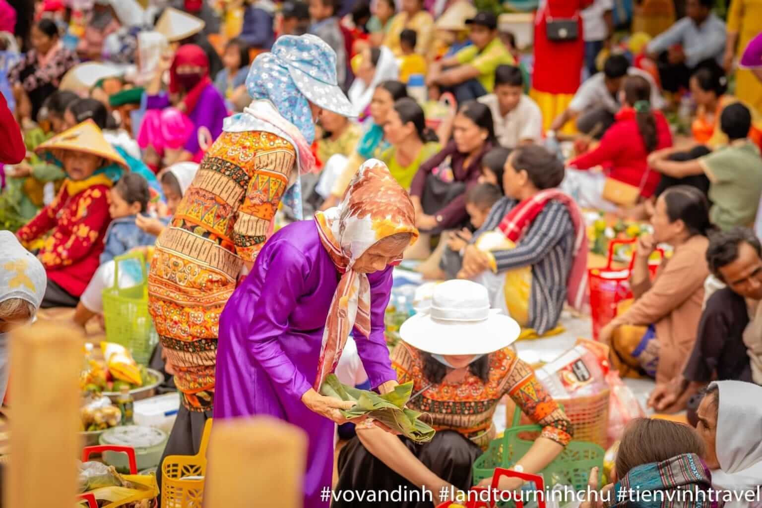 Tràn ngập sắc màu trong lễ hội Kate tổ chức trên đền tháp Po Klong Garai [Ảnh: Võ Văn Định]