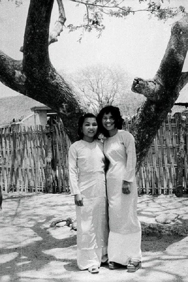 Hai người phụ nữ Chăm đứng tạo dáng bên gốc cây (Ảnh: Nguyễn Văn Kự)